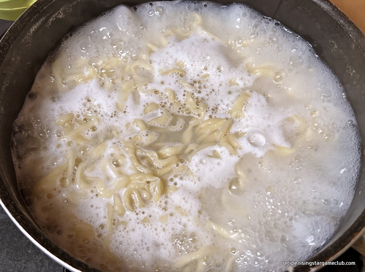 바지락 칼국수 육수에 면을 넣고 끓이는 사진