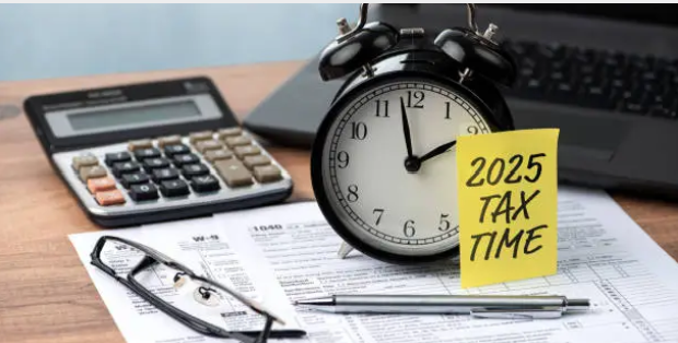 2025 세금 신고 마감 준비 중인 청년 창업자의 책상 모습