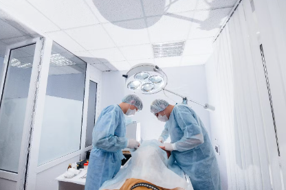 사시를 동반한 병.