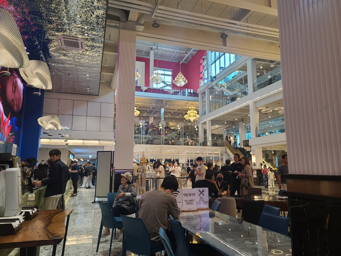 카페 1층에서 바라보이는 2층과 3층