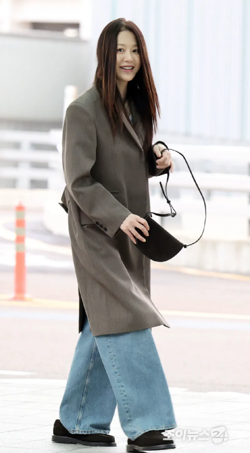 고현정 COS, 고현정 패션, 고현정 코트, 고현정 COS 패션, 2025 미니멀룩, COS 가을 코트, COS 와이드 팬츠, COS 공식몰 할인, COS 세일, COS 신상, COS 네이버 쇼핑, COS 퍼플코인 이벤트, MZ세대 인기 미니멀 브랜드, COS 꾸안꾸룩, COS 셀럽 패션, COS 직구, COS 특가