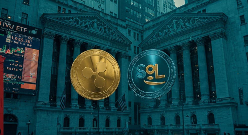 NYSE 앞에서 리플&middot;솔라나 현물 ETF 상장을 상징하는 사진 합성