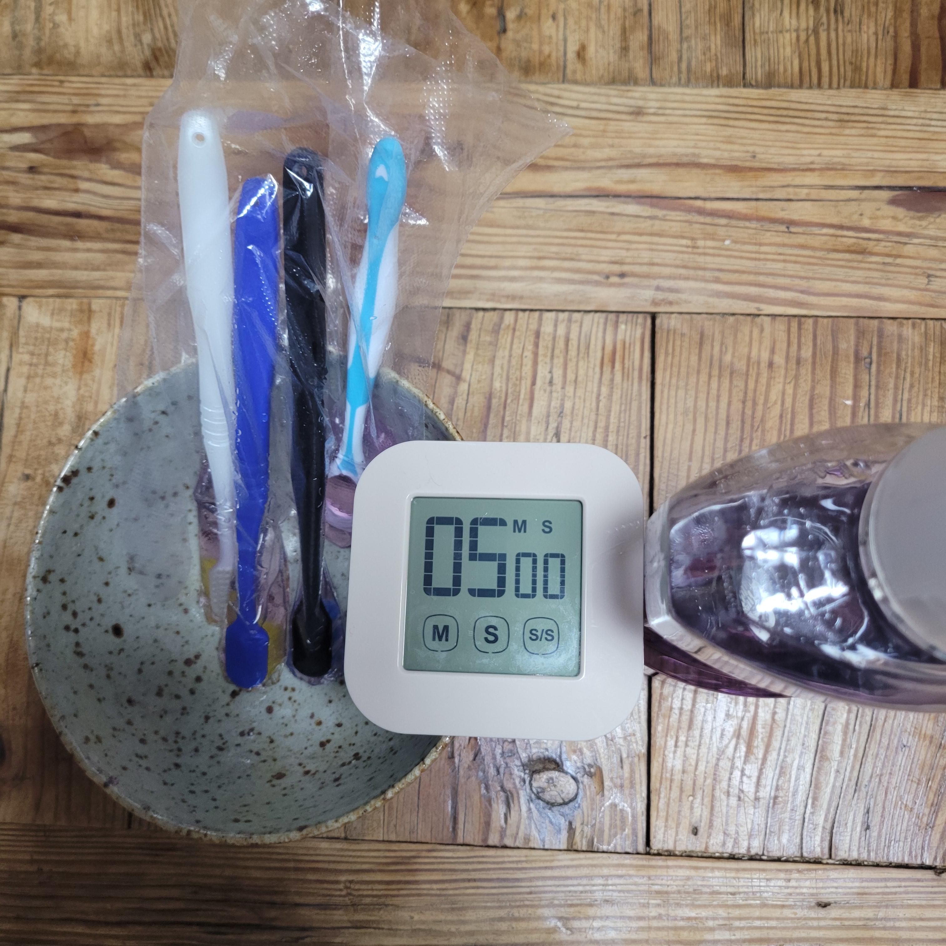 소독액에 칫솔 담그고 5분 타이머 맞추기