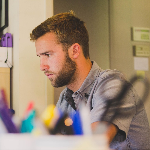 업무에 집중하는 남자
