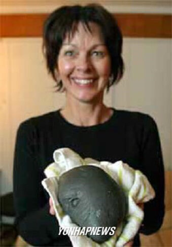 뉴질랜드-가정집에-떨어진-운석을-자랑하는-중년-여성