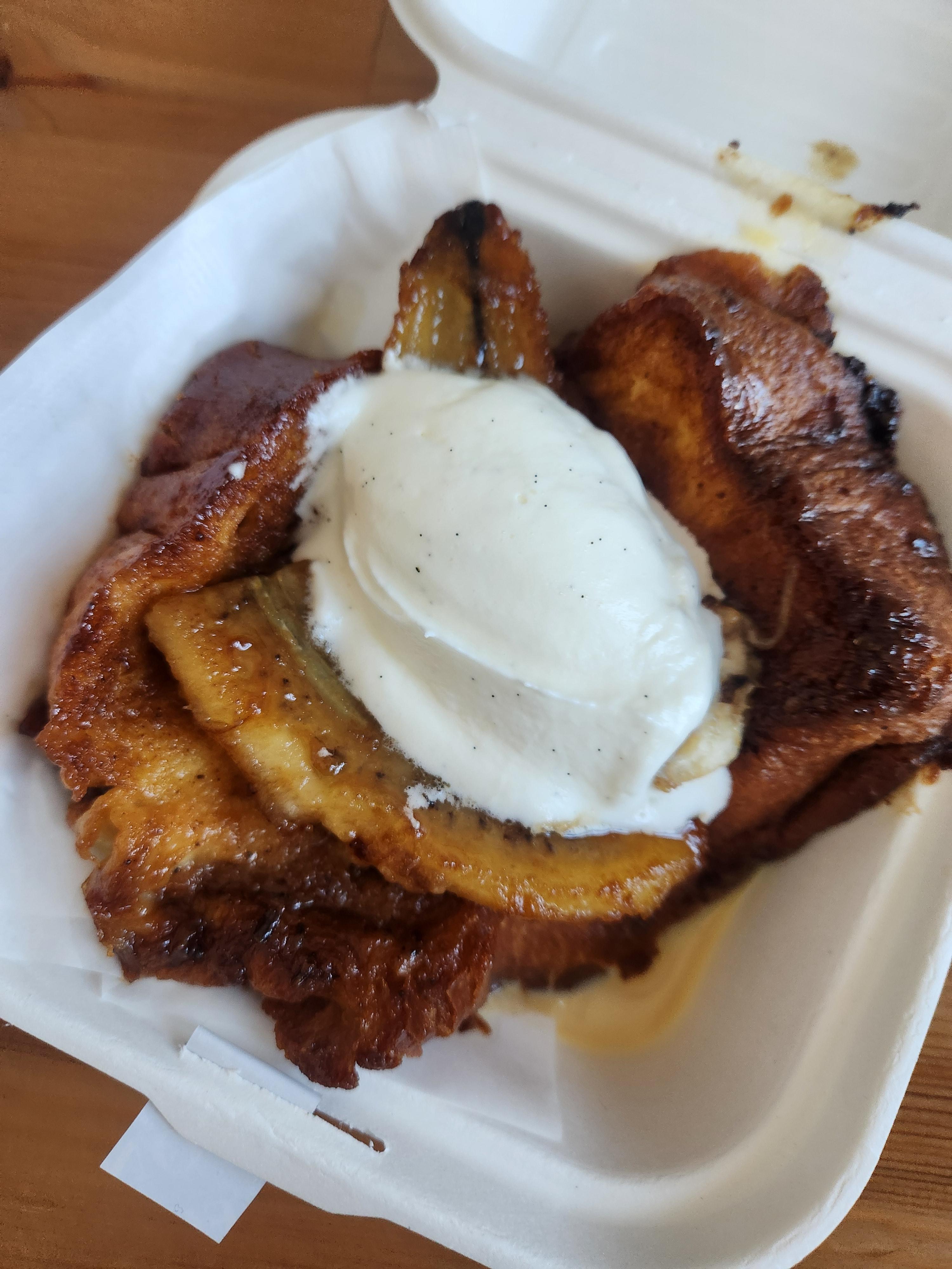 진한 카라멜이 얹어진 바나나 브레드, 퐁퐁 스페셜 메뉴