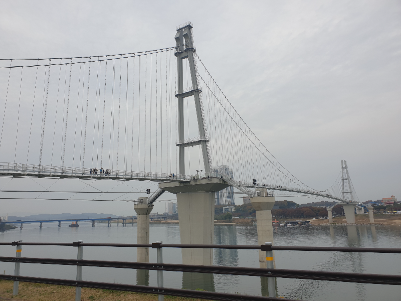 출렁다리가 길게 있다. 다리를 사람들이 작게 보인다.