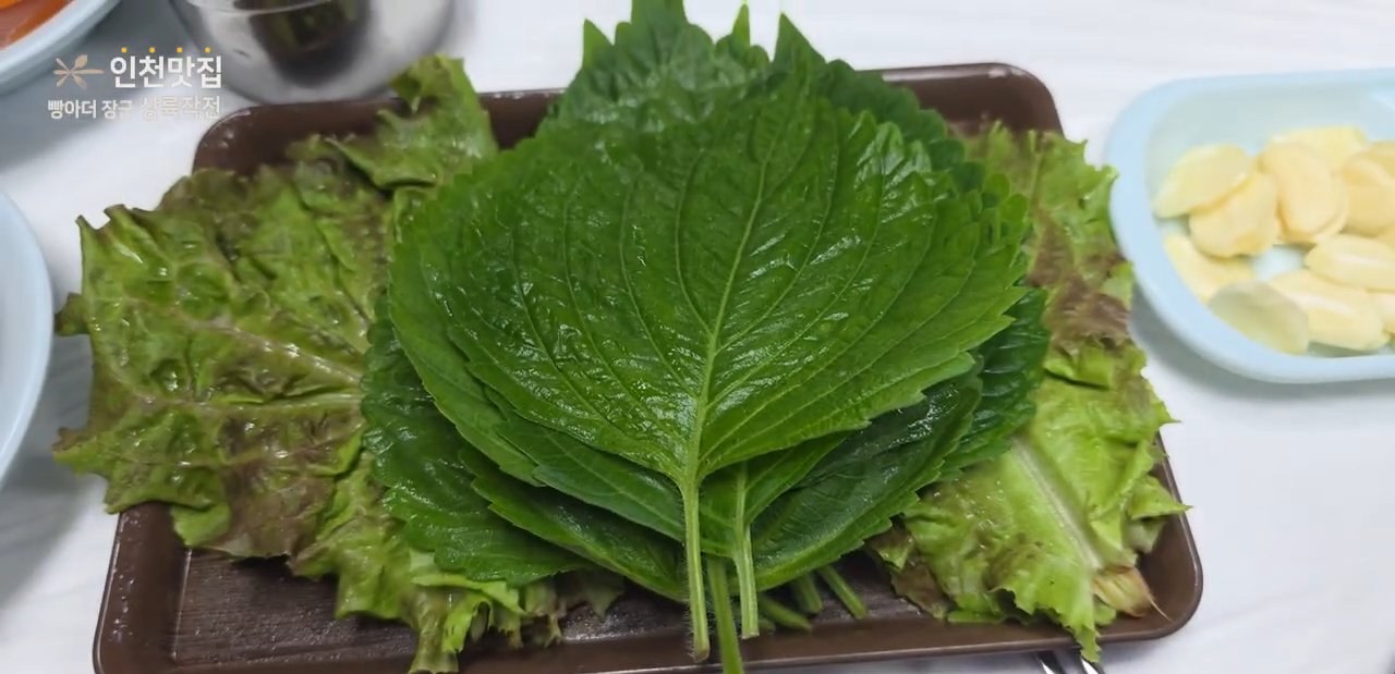찬으로 콩나물, 쌈채소, 마늘, 고추, 깍두기, 쌈장이 나옵니다.