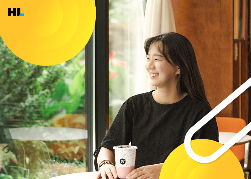 이혜선 작가가 창밖 풍경을 보며 환하게 웃고 있다.