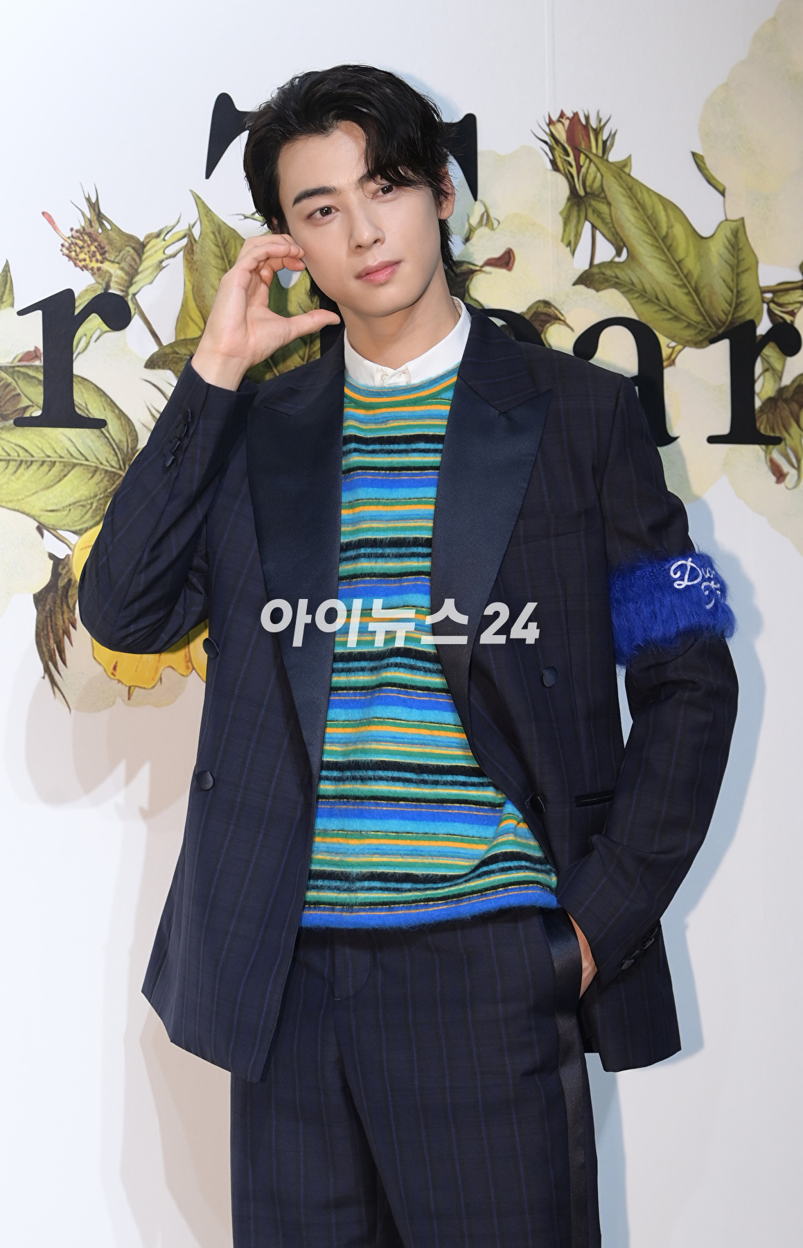 아스트로 차은우가 13일 오후 서울 성동구 성수동 한 스튜디오에서 열린 디올 맨즈 티얼즈 컬렉션 출시 팝업스토어 행사에 참석하고 있다. [사진=정소희 기자]