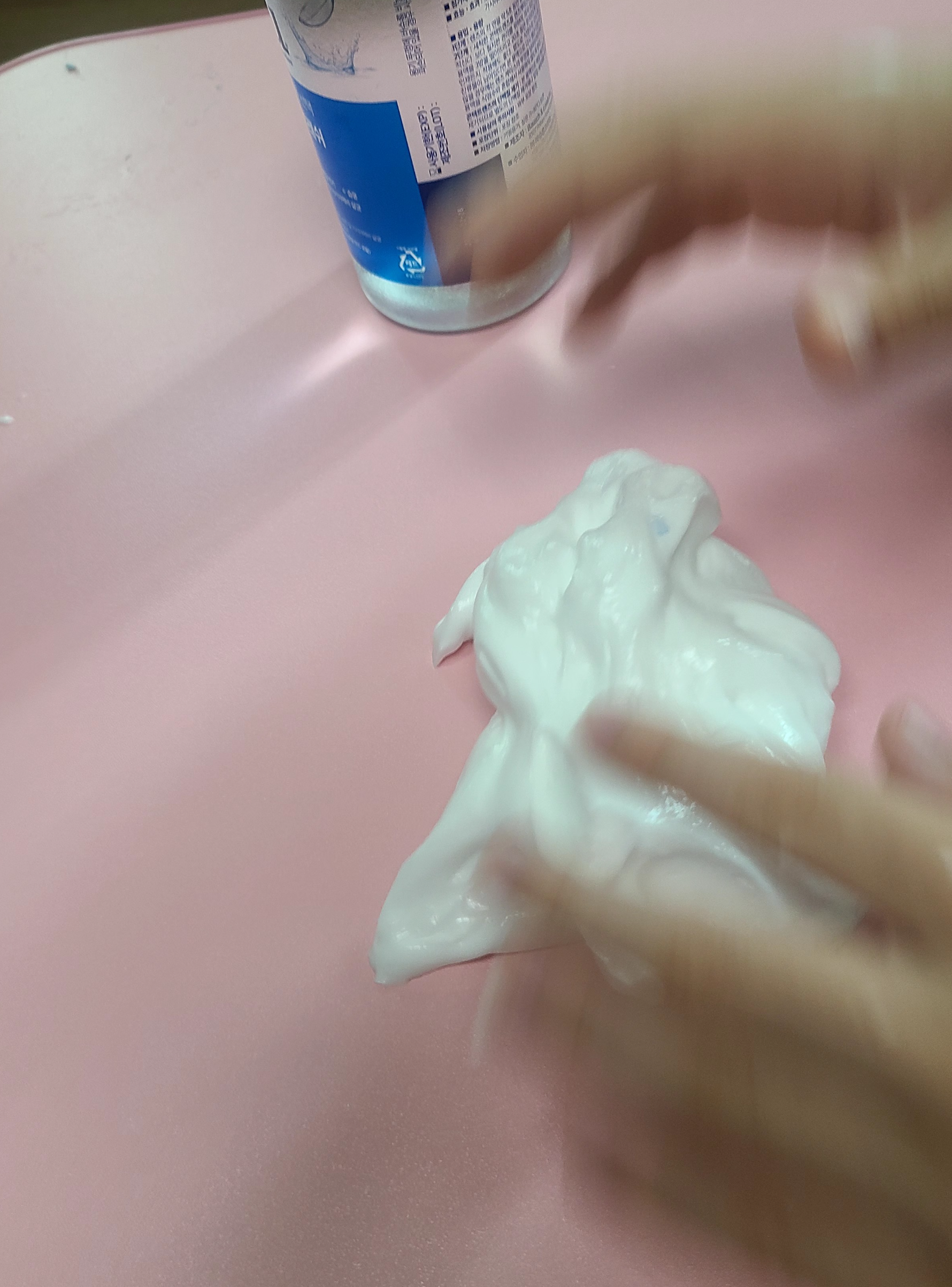 그릇과 잘 분리되어 슬라임이 되어가는 모습입니다.