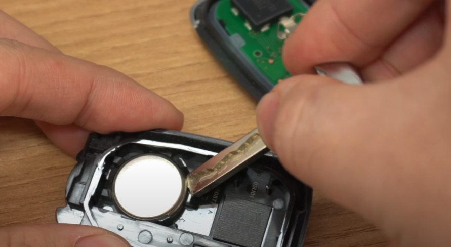 4. 수동키(+ 작은 일자 드라이브)로 배터리를 뺀 후 교체한다.