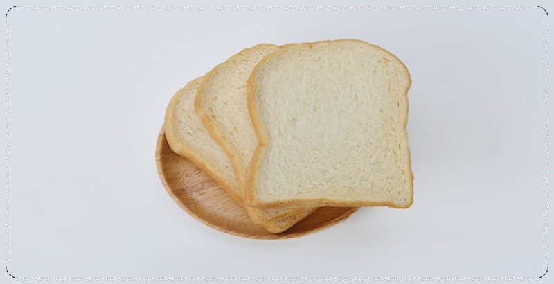 접시에 담긴 식빵 3조각