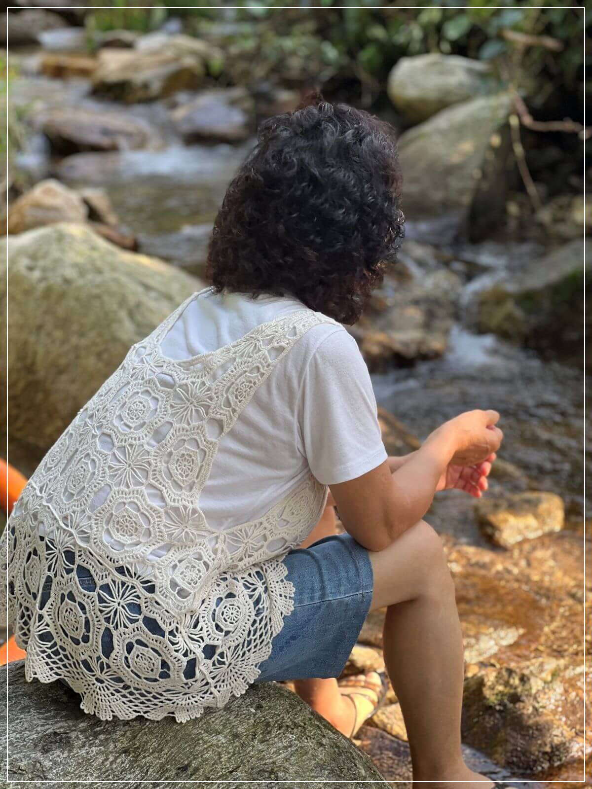 양평-계곡에서-바위에-앉아-자연을-바라보며-휴식을-취하는-여성의-모습