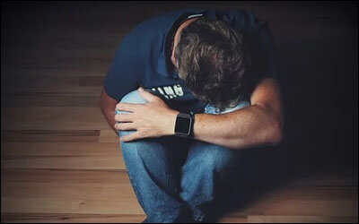 몸을 웅크리고 있는 남성