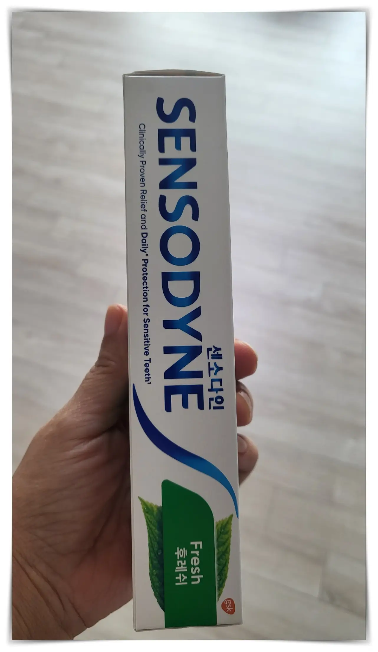 센소다인 -치약-치약상자-센소다인이름이 영어로 적혀있는 모습