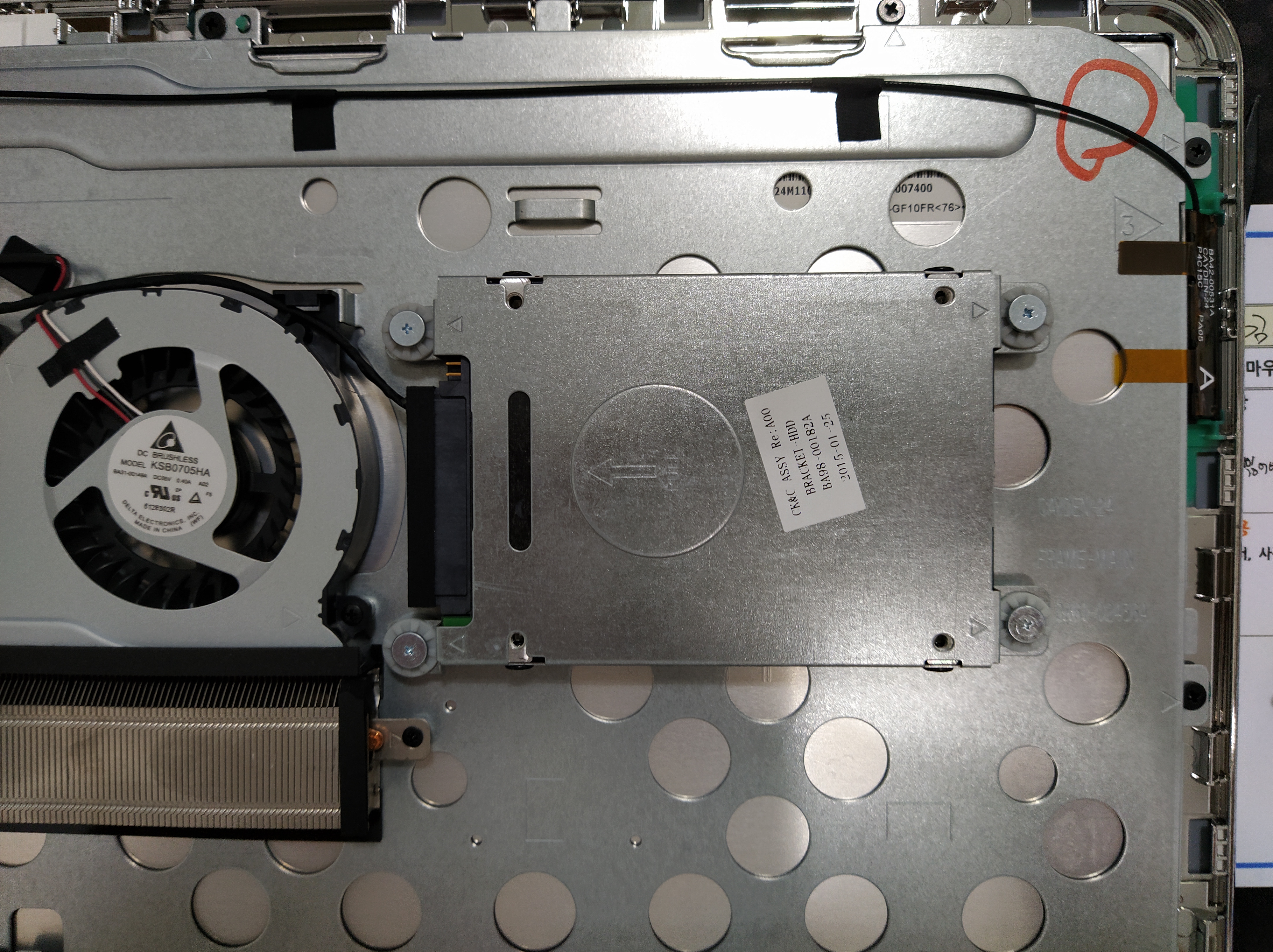 기존의 하드디스크는 제거하고 SK하이닉스 250기가짜리 SSD로 업그레이드를 진행했습니다.&nbsp;