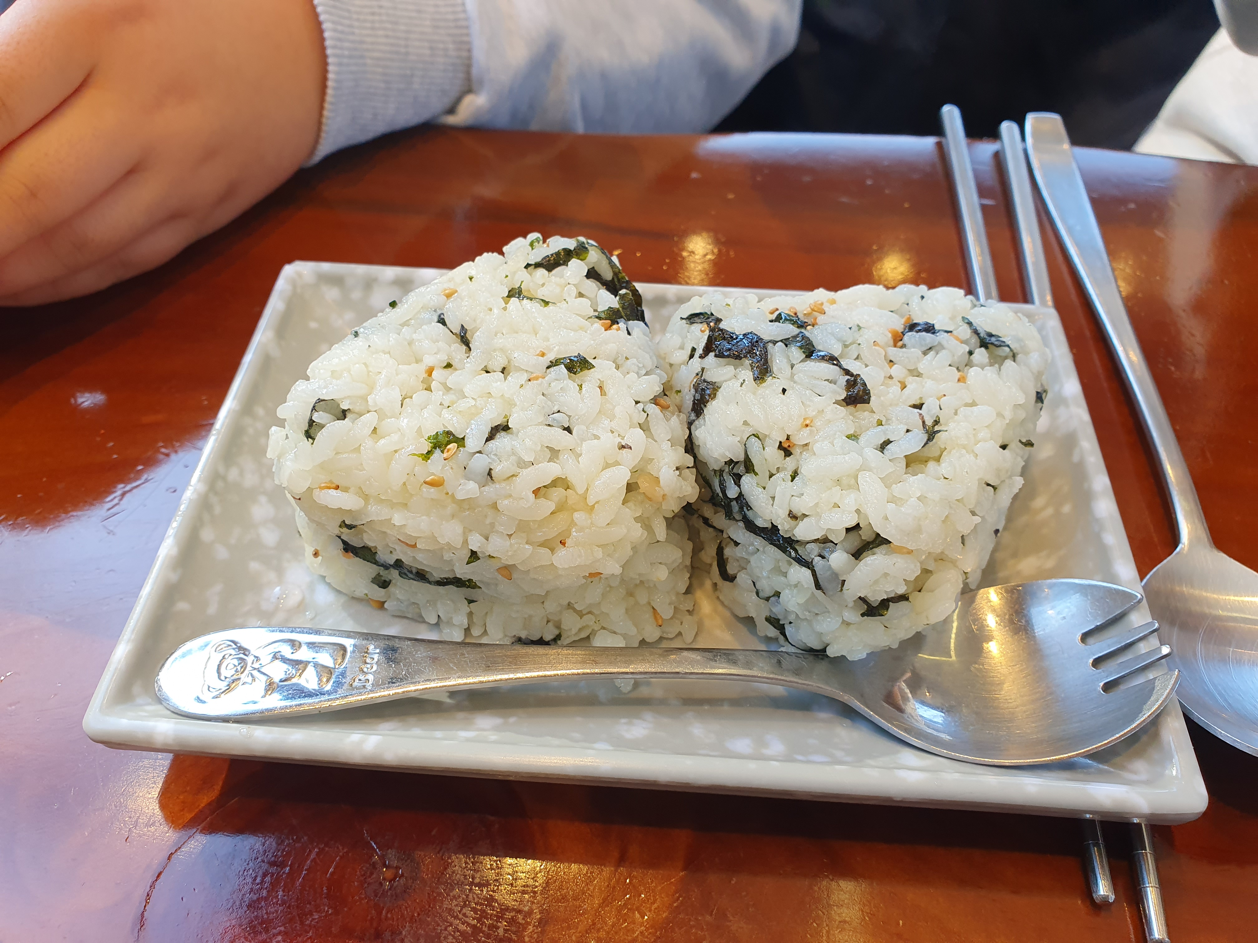 대전 보문산 맛집 반찬식당 어린이 주먹밥 세모낳게 이쁘게 나왔습니다.