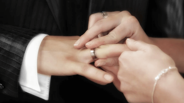 결혼을-서약하면-함께-반지를-낀-신혼부부