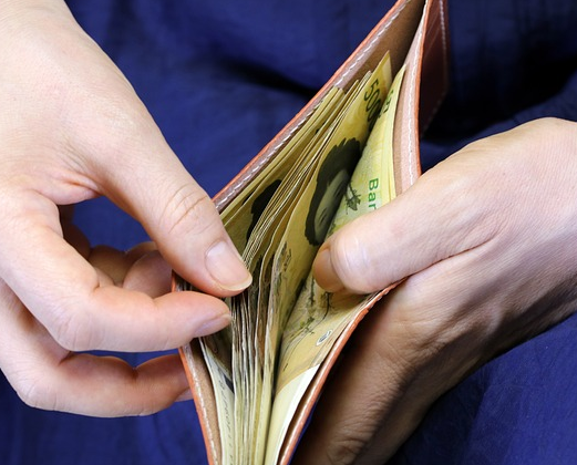 지갑 속 돈 세는 이미지