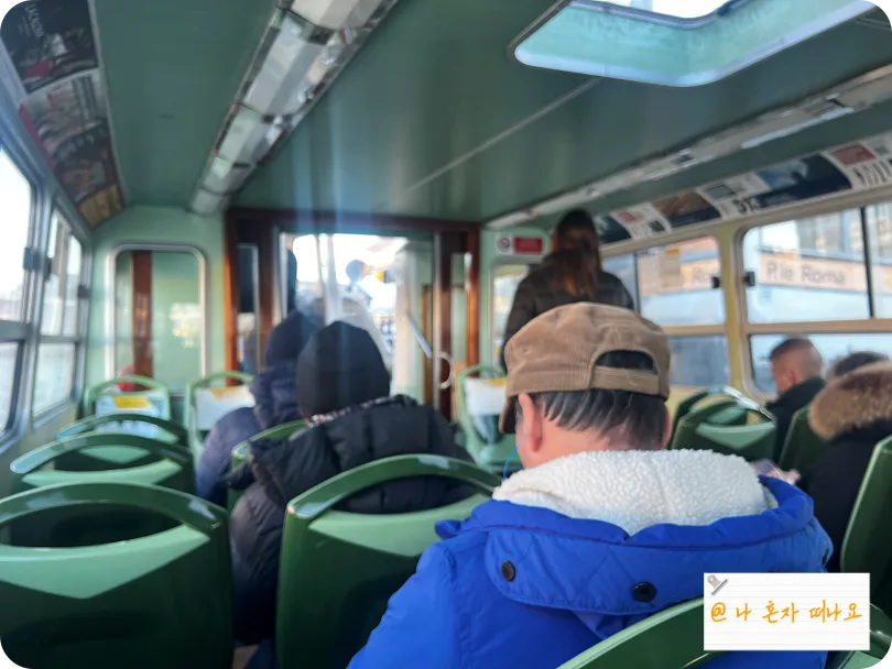 부라노-가는-수상버스-안에-사람들