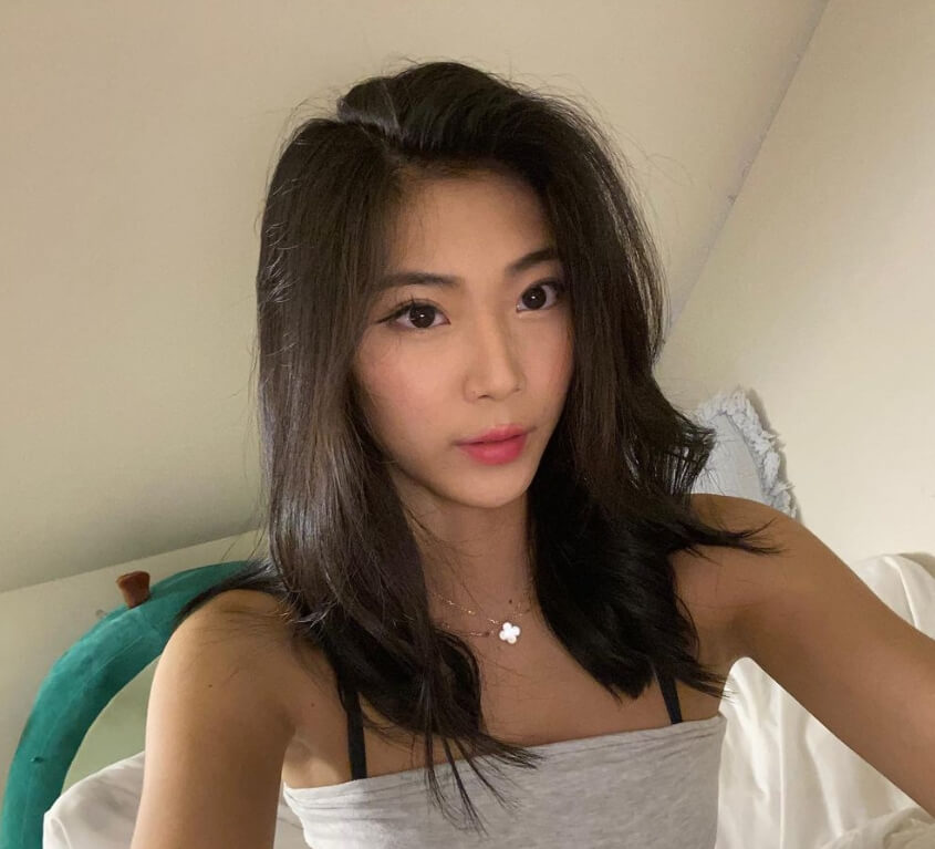 긴머리여성의모습