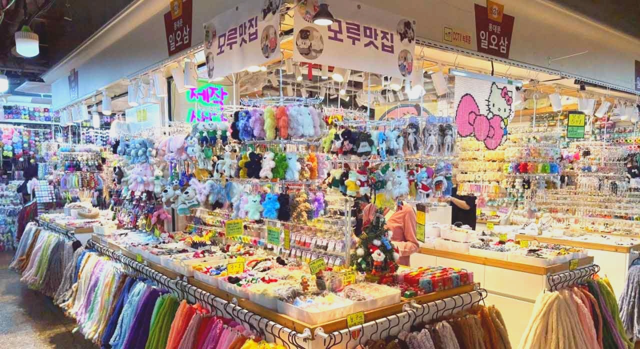 동대문153 매장에서 진열된 다양한 모루 인형 키링들. [ⓒ네이버플레이스 동대문153]