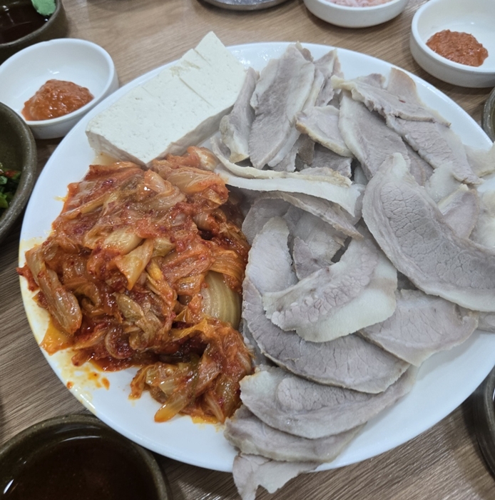 수육백반 3인분