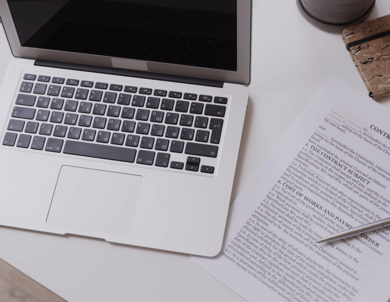썸네일용-책상 위에 컴퓨터 계약서