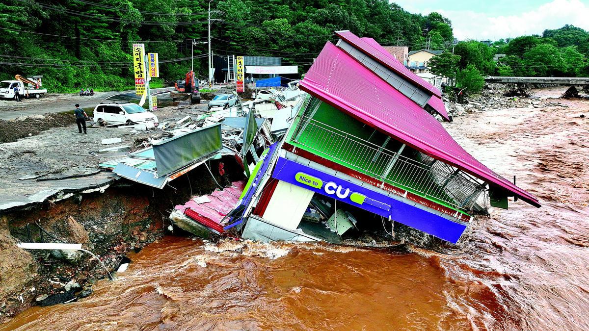 경남 산청군과 경기 가평군은 산사태와 도로 유실, 고립
