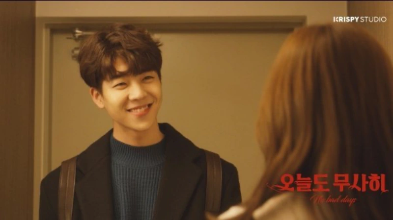 검은 자켓을 입고 웃고 있는 드라마 오늘도 무사히의 채종협