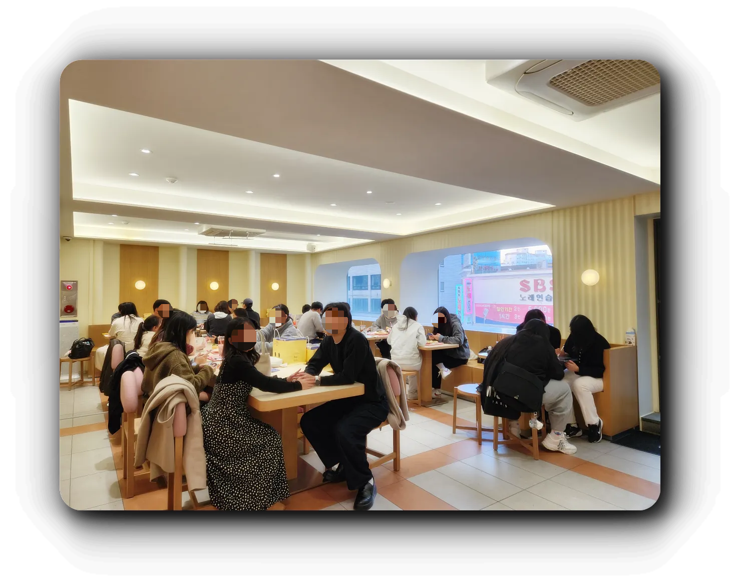 노티드-강남-카카오-내부-테이블-사람들