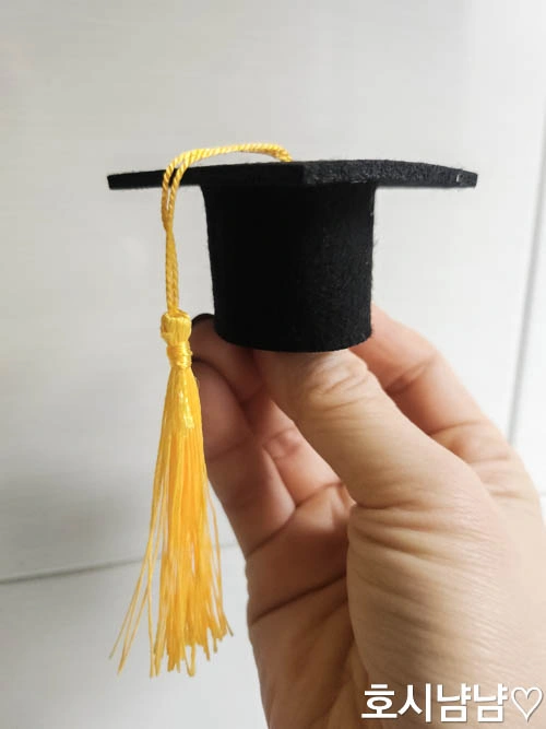 가위바위보 졸업 인형에 사용하는 미니 학사모 디테일&amp;#44; 노란 술이 달린 졸업 모자