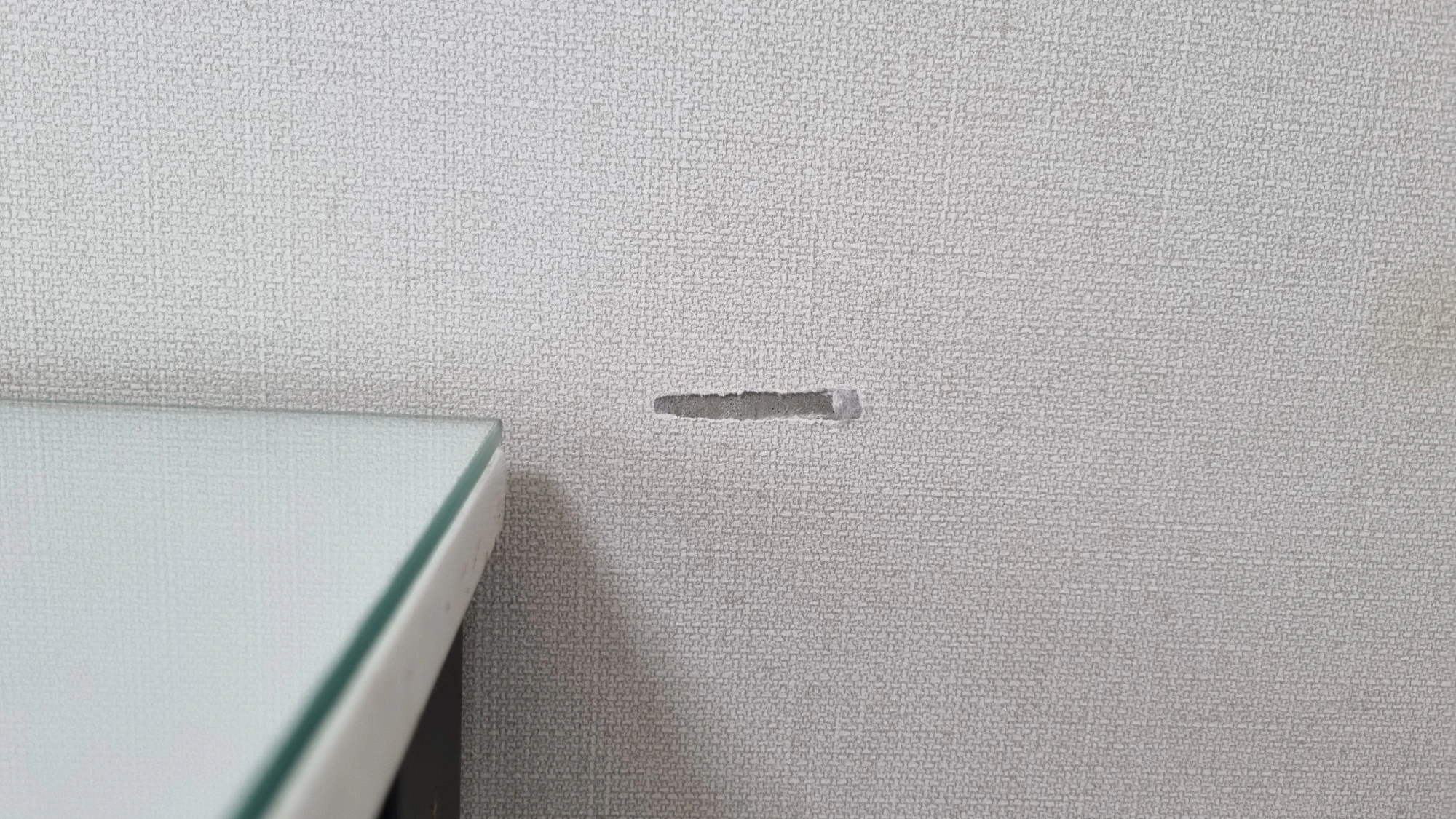 찢어진 벽지
