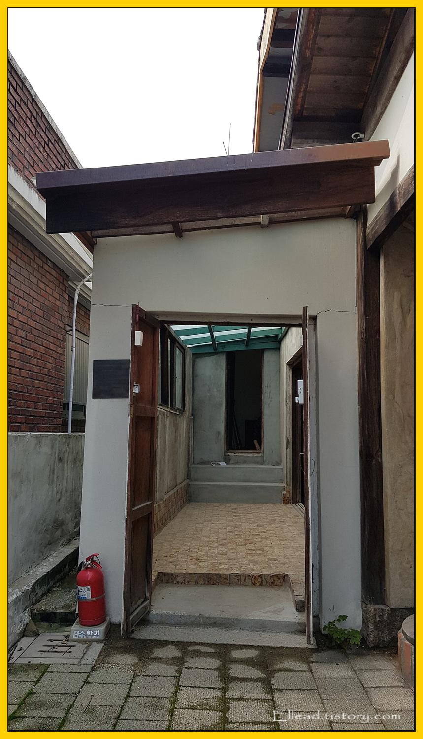 정면으로 보이는 곳이 권진규가 생활했던 방이다.