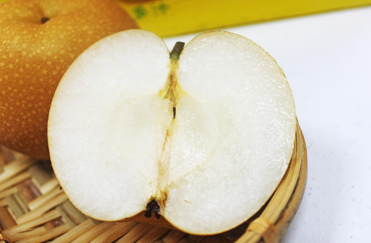 배를 반으로 갈라 속을 찍었다