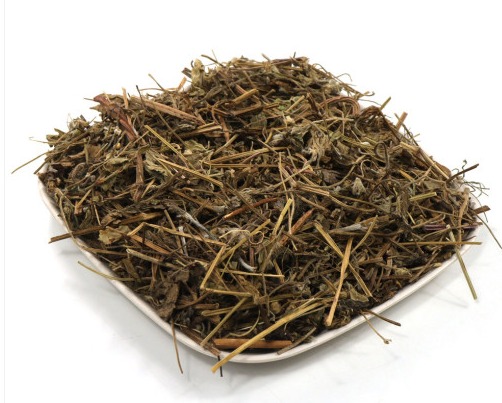 야생에서 채취를 한 이질풀, 즉 노관초를 잘 세척해서 말린 후에 잘게 잘라서 그릇 위에 수북하게 쌓아 놓은 사진