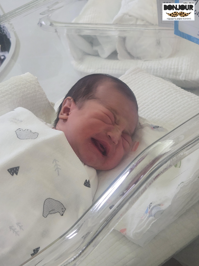 태어난 신생아 울고있는 모습 2일차