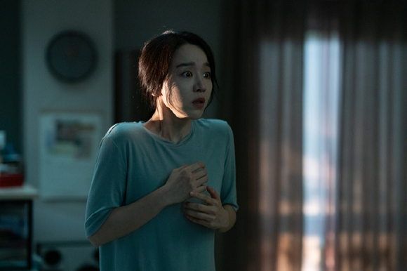 '타겟' 신혜선이 수현 역을 맡아 현실 공포와 마주하는 열연을 펼치고 있다. [사진=플러스엠 엔터테인먼트]