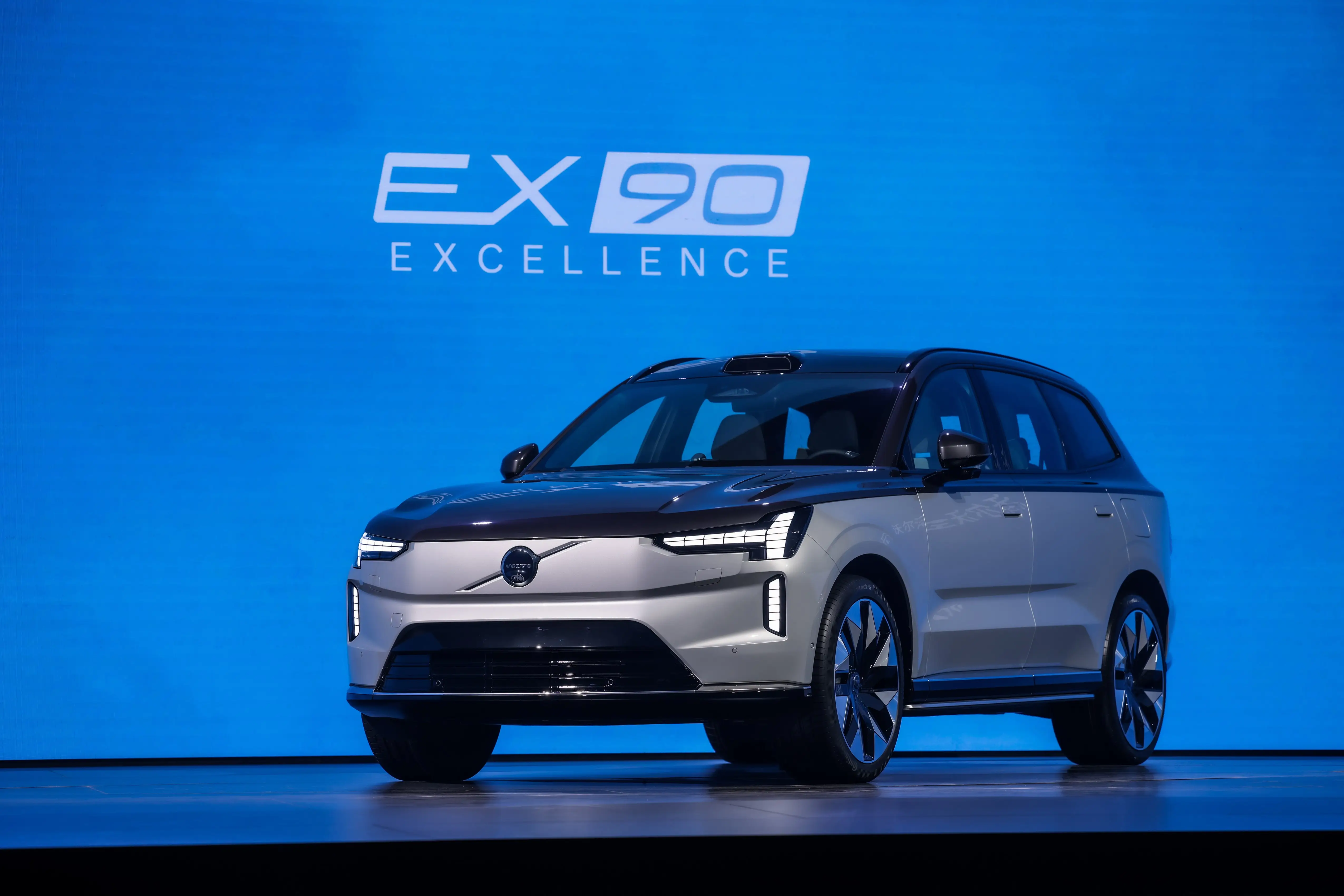 스웨덴 볼보자동차가 플래그십 전기 SUV 'EX90 엑설런스(VOLVO EX90 Excellence)'를 공개했다.