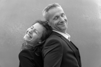 60대 부부가 웃고있는 사진