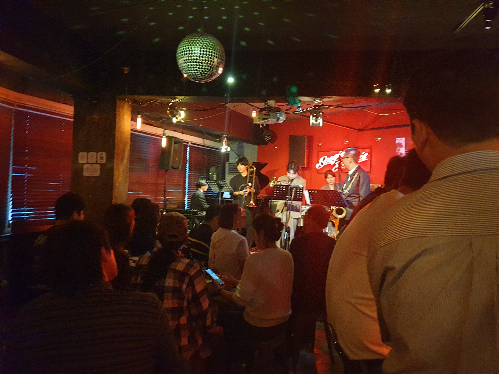 재즈 밴드와 그들을 바라보고 있는 사람들