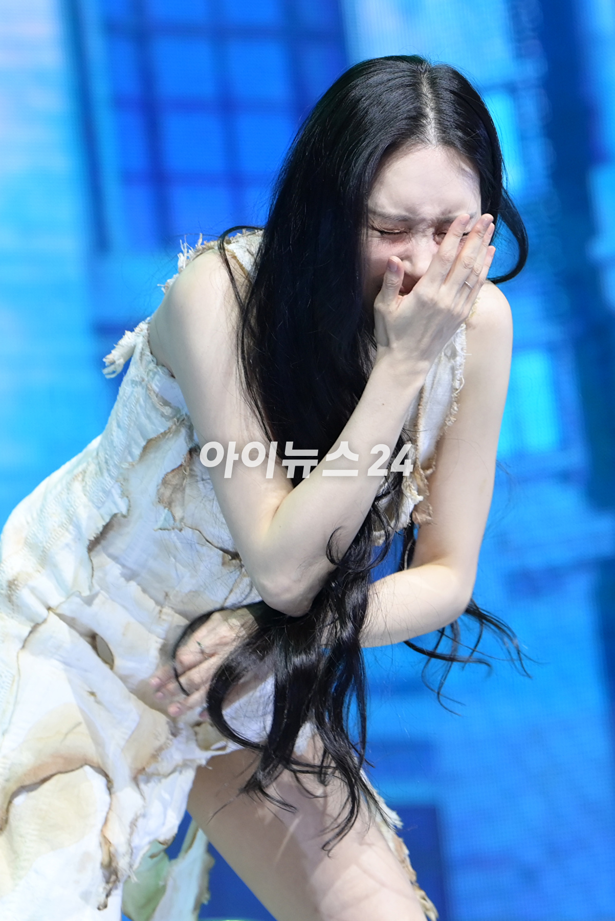 가수 선미가 17일 오후 서울 용산구 한남동 블루스퀘어에서 열린 새 싱글 앨범 '스트레인저(STRANGER)' 발매 기념 쇼케이스에서 '스트레인저' 무대를 선보이고 있다. [사진=정소희 기자]