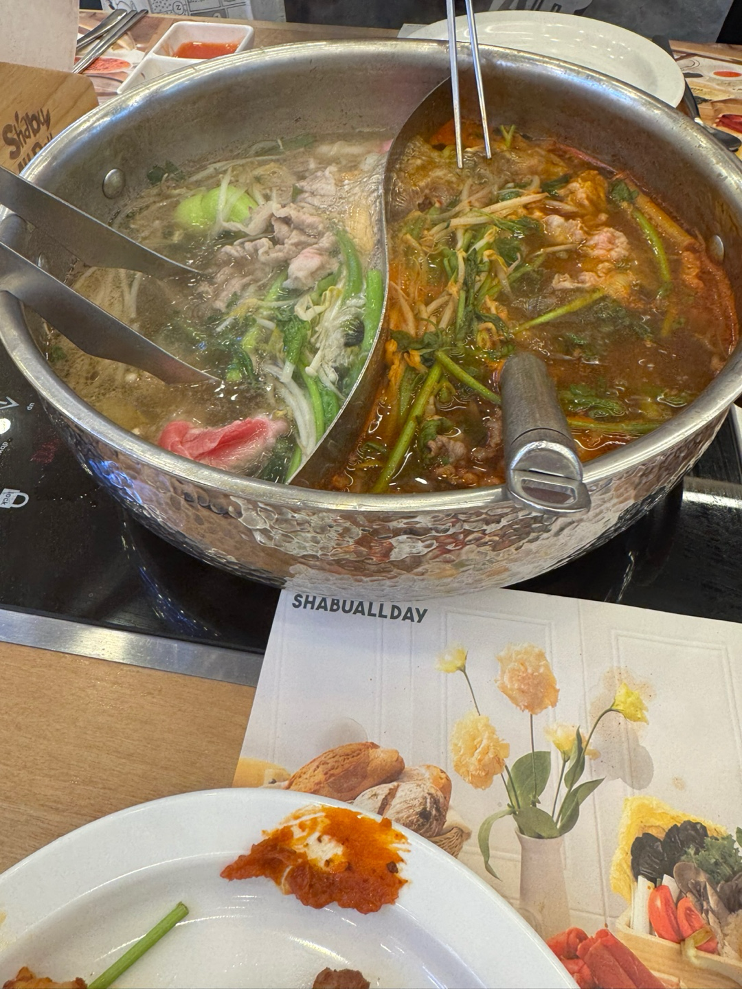 샤브샤브가 끓고 있는 이미지