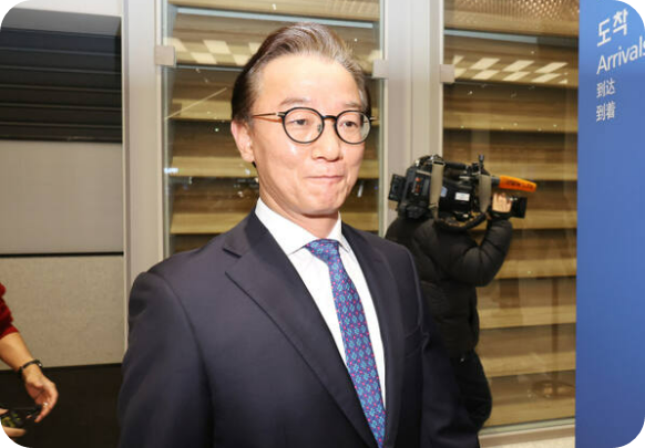 전재수 해양수산부 장관이 11일 '유엔해양총회' 유치 활동을 마치고 귀국해 입장을 밝힌 뒤 이동하고 있다. 전재수 장관은 이날 사의를 표명했다. [사진=연합뉴스]