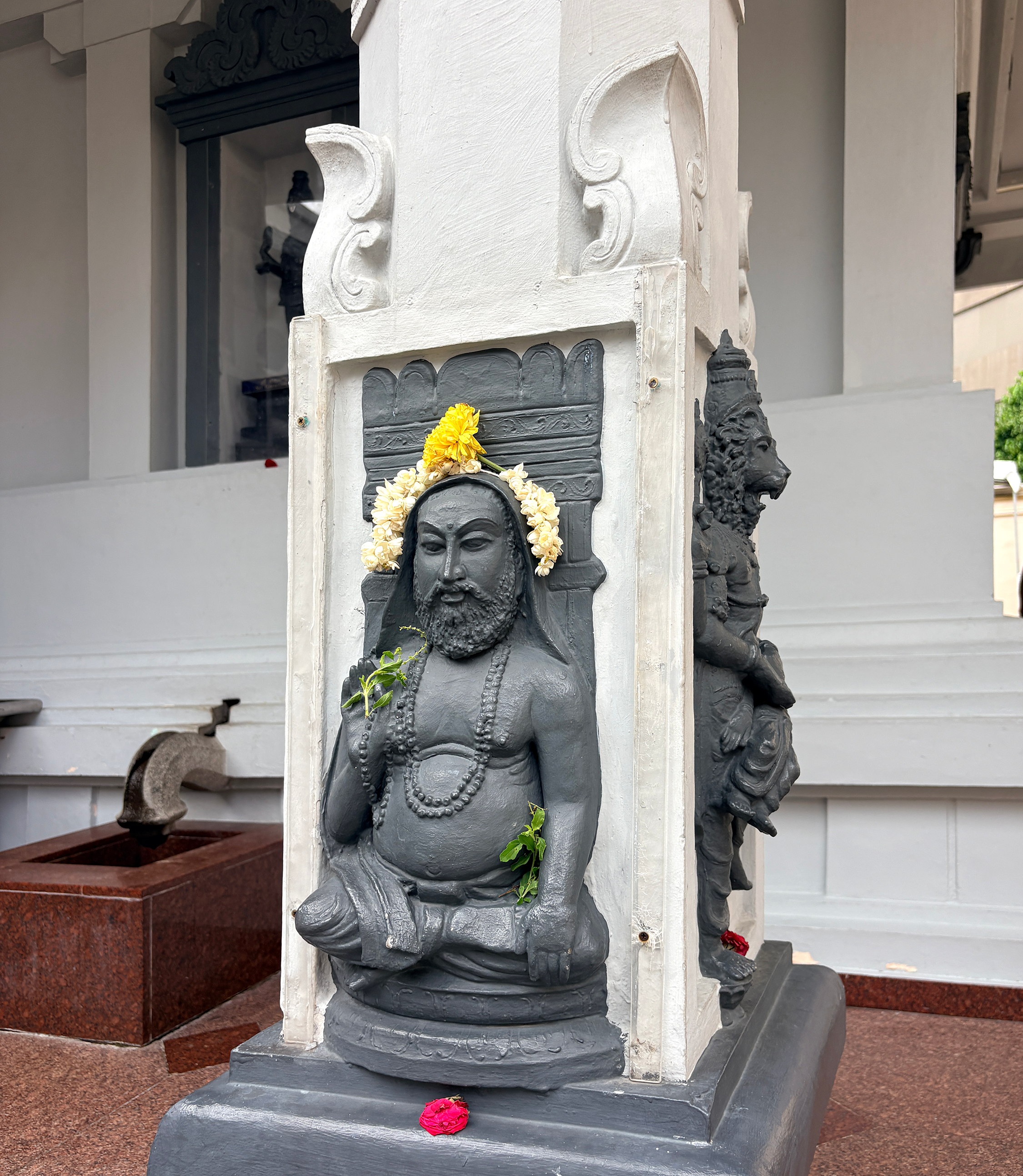 성자 스리 라가벤드라 스와미 (Sri Raghavendra Swami)와 사자머리의 신 나라심하(Narasimha)