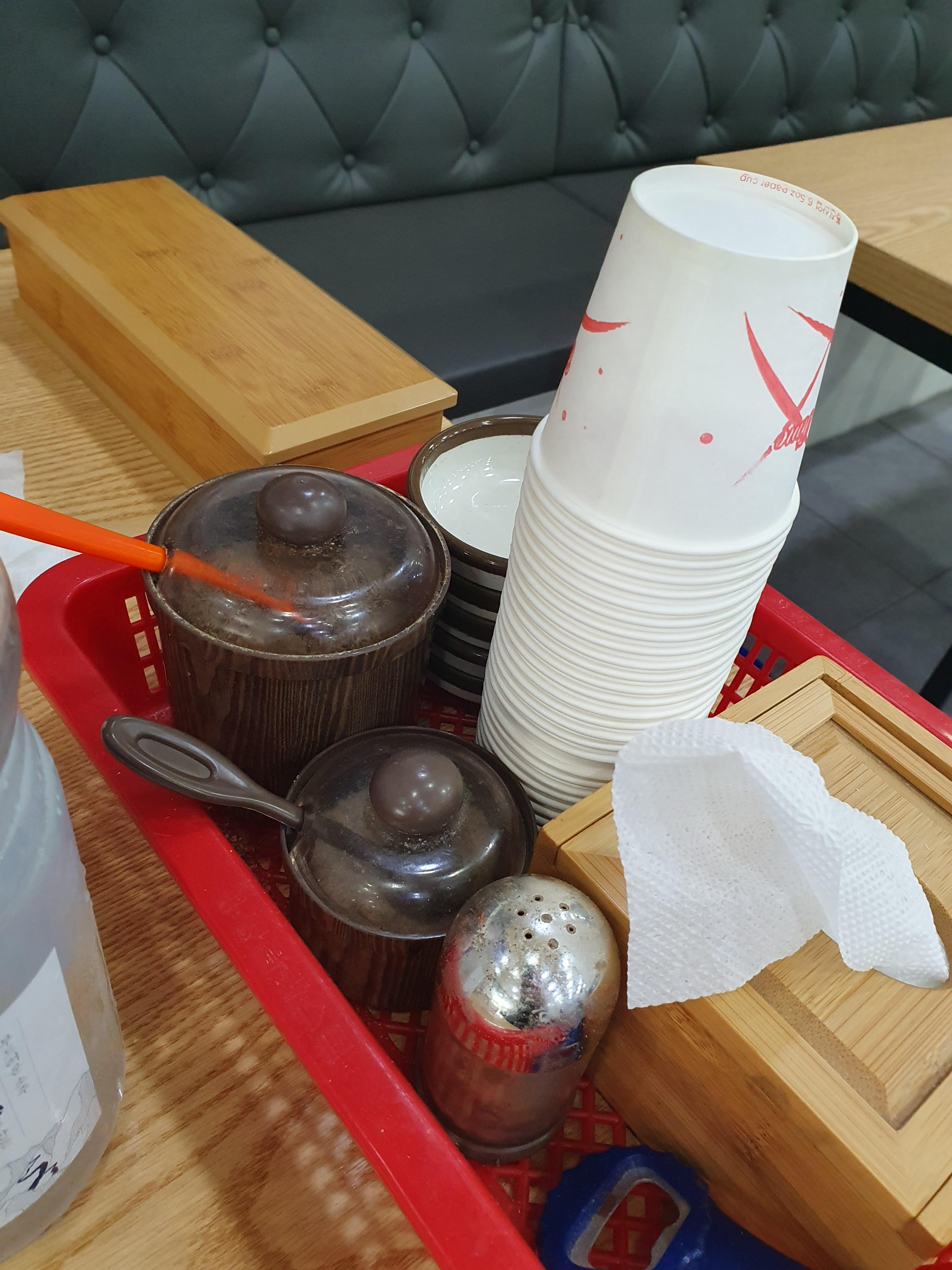 테이블마다 소금 후춧가루 들깨가루가 세팅 되어 있습니다.