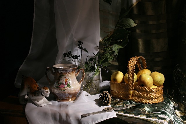 서양의 예스러운 풍의 도자기와 바구니