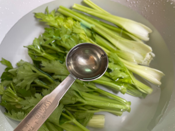 반으로 자른 샐러리를 식초물에 담그기