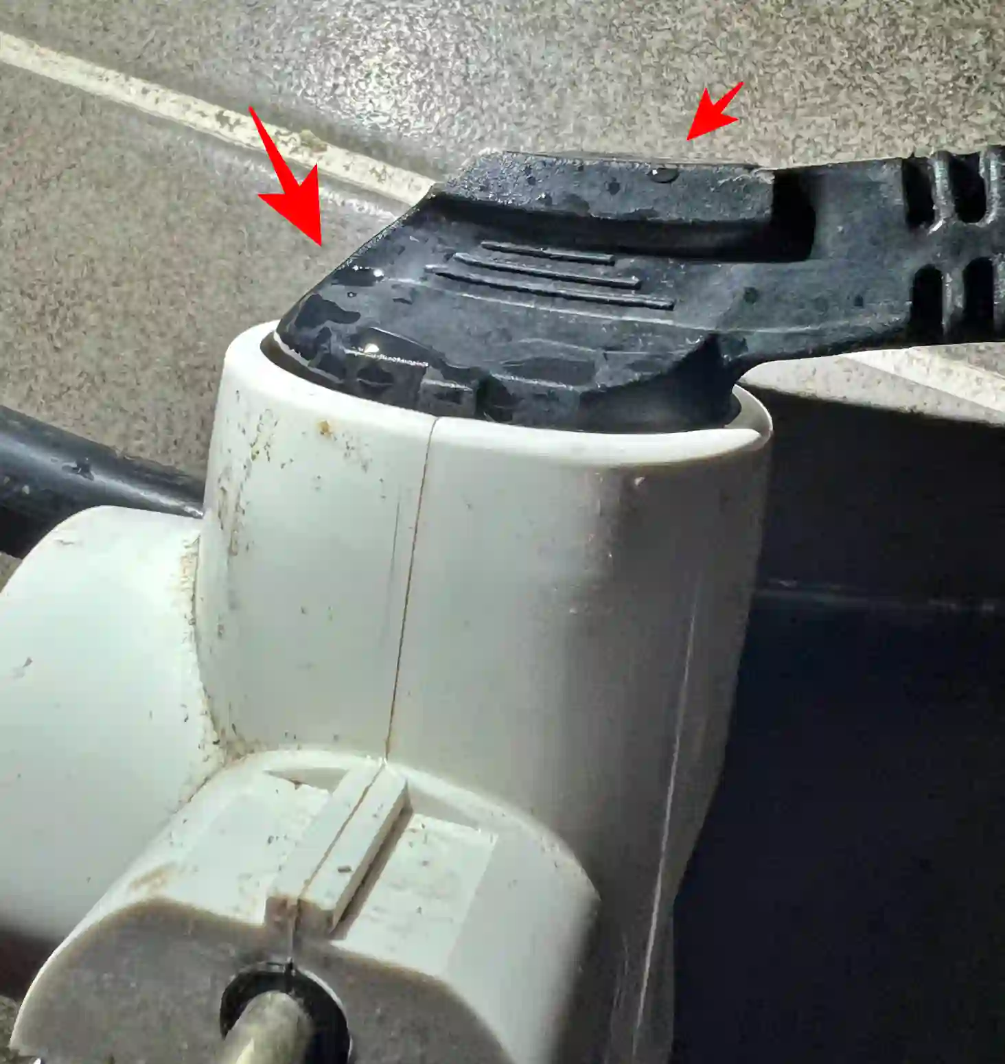 전원코드 주변을 확인했을 때 습기가 많아서 물방울이 많이 맺혀있었습니다.